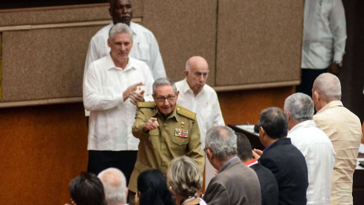 Auch wenn Miguel Díaz-Canel nun Präsident Kubas, hat sein Vorgänger Raul Castro (sitzend mit Uniform) noch großen Einfluss - er ist noch immer Generalsekretär der Kommunistischen Partei.