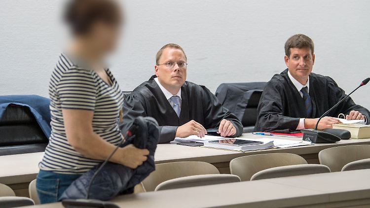Sie hätte nicht gedacht, dass der Mann daran sterben könnte, sagte die Frau, hier vor dem Beginn des Mordprozesses im Verhandlungssaal im Landgericht München.