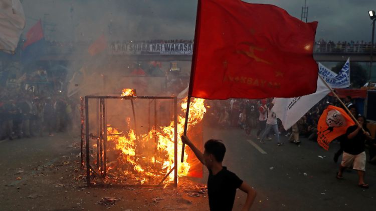 Demonstranten verbrannten Nachbildungen Dutertes. 