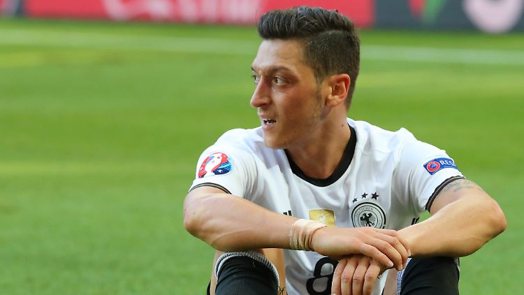 Ganz offensichtlich wird im Fall Özil mit zweierlei Maß gemessen. Wie soll man das sonst nennen, wenn nicht Rassismus?
