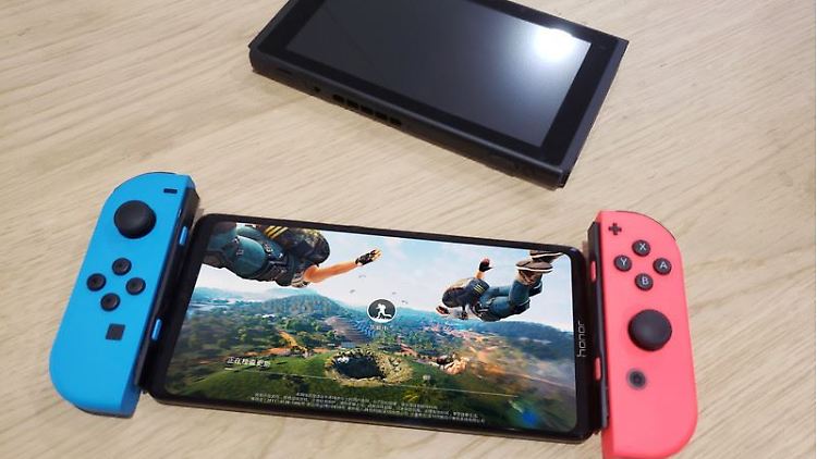 Das Honor Note 10 ist etwa so breit wie eine Switch, aber deutlich schmaler.