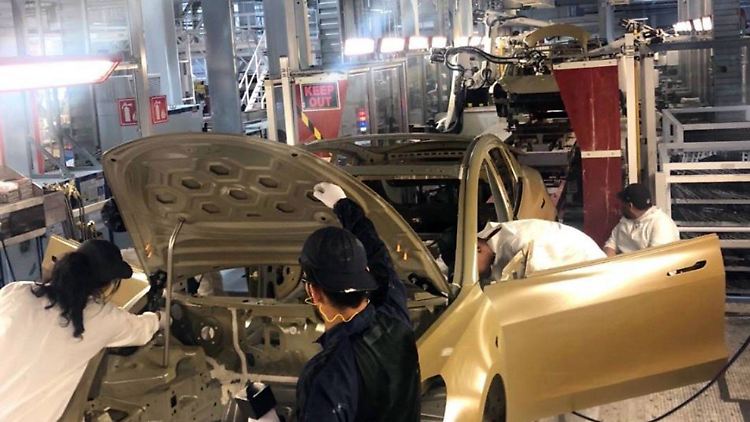 E-Autos sollen Massenware werden. Tesla will es möglich machen - ein teures Unterfangen.