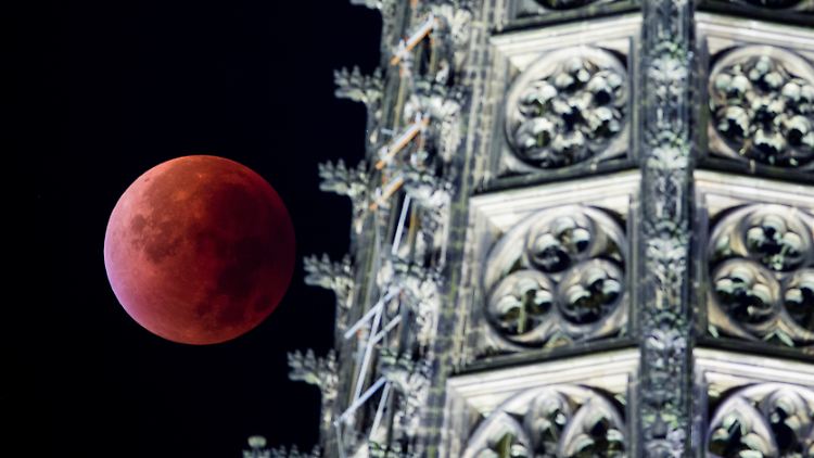 Dunkelrot leuchtet der Vollmond bei einer totalen Finsternis.