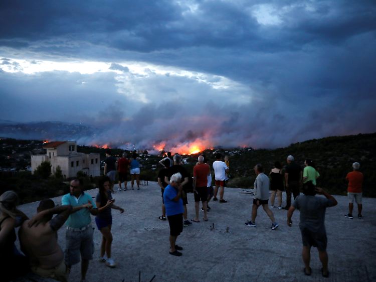 Lebensbedrohliche Waldbrände im Großraum Athen: Der Schein der Flammen und der aufsteigende Qualm sind weithin zu sehen.