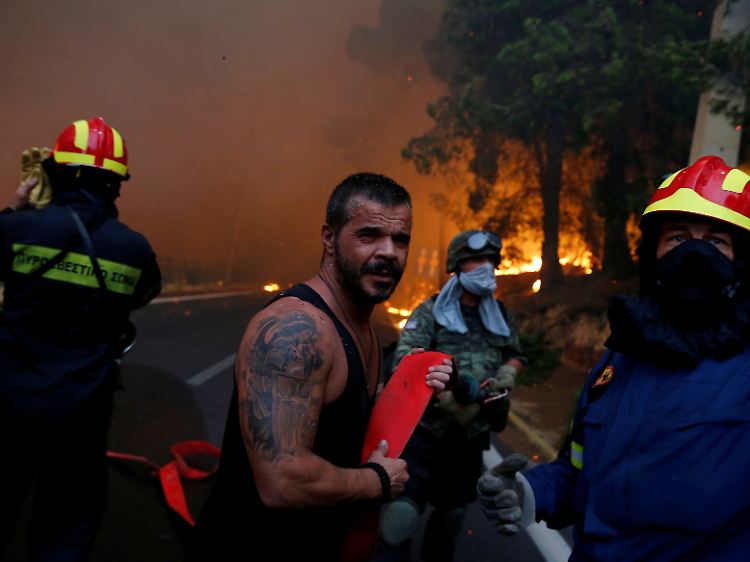 Verzweifelter Kampf gegen die Flammen: Die ganze Nacht hindurch versuchen Helfer, die Brände einzudämmen.