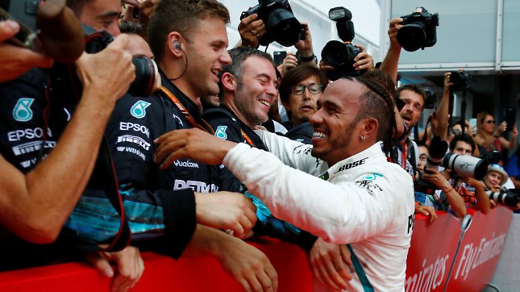 Hamilton jubelte vielleicht auch deswegen besonders ausgelassen mit seinem Team, weil der Sieg so überraschend kam.