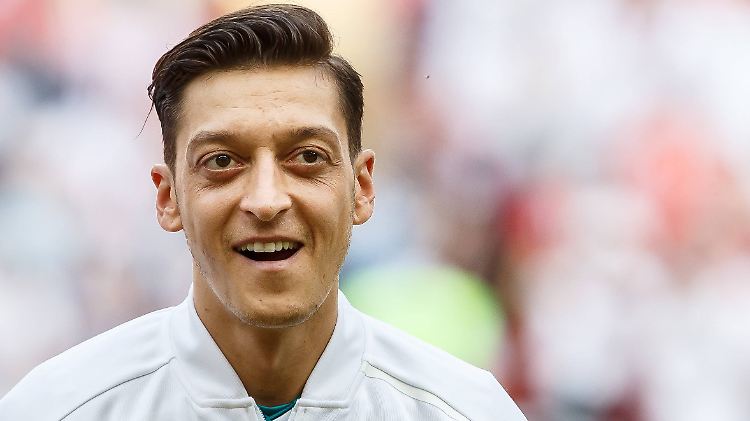Mesut Özil wird unter anderem von seinem Bruder unterstützt.