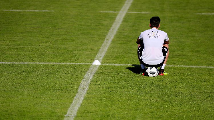 Der Fußballer Mesut Özil wird der deutschen Nationalmannschaft fehlen.