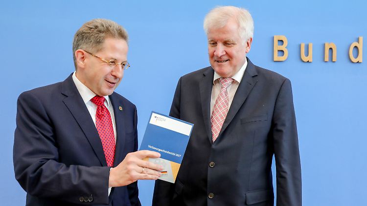 Horst Seehofer steht neben Hans-Georg Maaßen bei der Vorstellung des Verfassungsschutzberichtes 2017. 