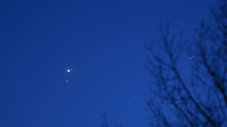 Der Jupiter (Mitte links oben) und der Mars (darunter) dicht beieinander am Himmel über Ely (Großbritannien). (Bild von Januar 2018)