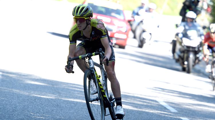 Adam Yates stürzte auf der letzten Abfahrt und vergab damit den möglichen Tagessieg.
