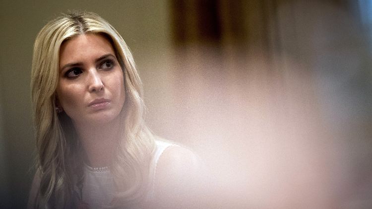 Donald Trumps Tochter Ivanka gibt US-Medien zufolge ihre im Zuge der umstrittenen Präsidentschaft ihres Vaters zwischen die Fronten geratene Modemarke auf. 
