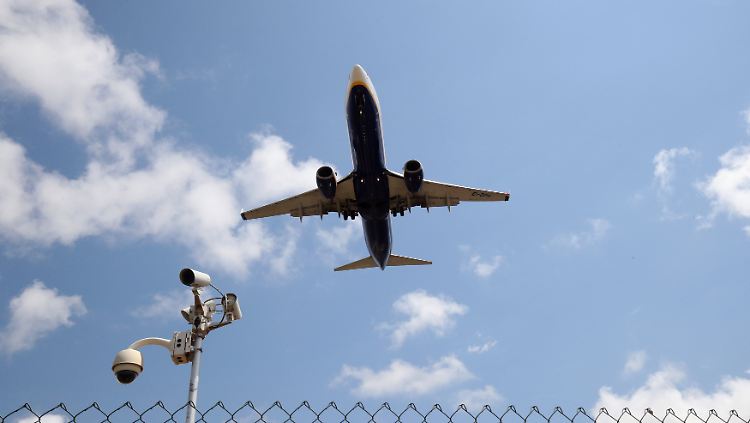 Ein Ryanair-Flieger in der Luft. Durch den Streik des Kabinenpersonals dürfte dieser Anblick die nächsten Tage seltener werden.