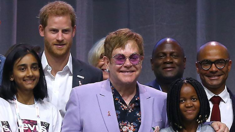 Prinz Harry (hinten, 2.v.l) und der Popsänger Sir Elton John (M) nehmen im Rahmen der Welt-Aids-Konferenz an einem Plenum teil, um "The MenStar Coalition", ein internationaler Zusammenschluss von Aids-Aktivisten, vorzustellen.