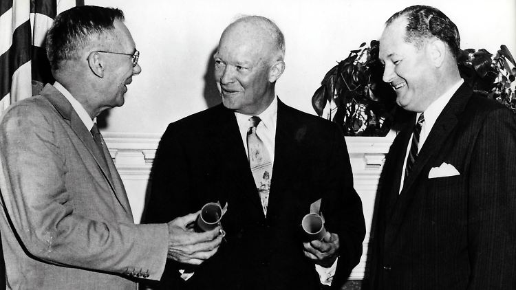 Präsident Dwight D. Eisenhower (M.) mit Thomas Keith Glennan, Nasa-Leiter (r.) und Dr. Hugh L. Dryden (Vizechef der Nasa) 1958 in Washington anlässlich der Nasa-Gründung.