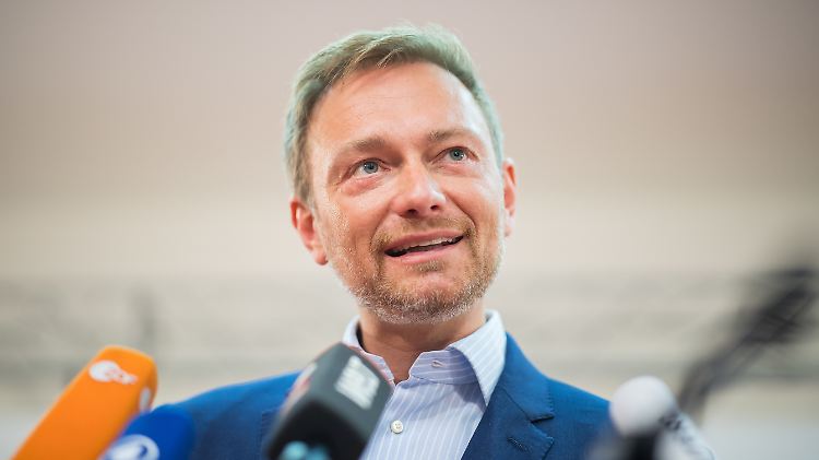 "Wir haben vereinbart, dass wir weiter im Gespräch bleiben", sagt Lindner über Macron.