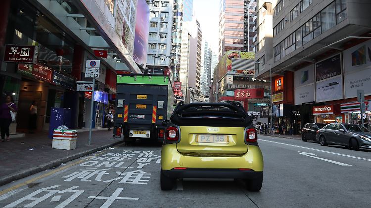 Der Smart wirkt in den riesigen Häuserschluchten von Hongkong noch winziger.