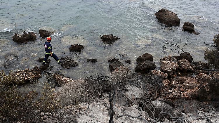 Die Feuerwand fraß sich bei Mati bis hinunter ans Meer: Helfer suchen nach Hinweisen auf den Verbleib der vermissten Personen.