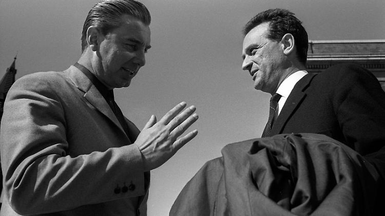 Als Kommentator beliebt und unumstrittenen: György Szepesi (r.).
