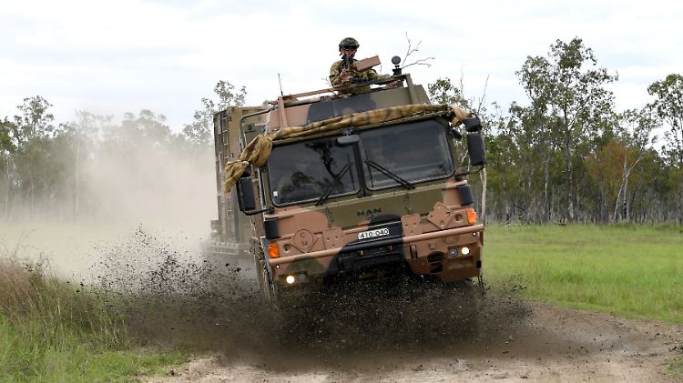 Schwere Lkw aus Deutschland: Australische Soldaten fahren mit mit einem bewaffneten Mehrachser durchs Gelände.