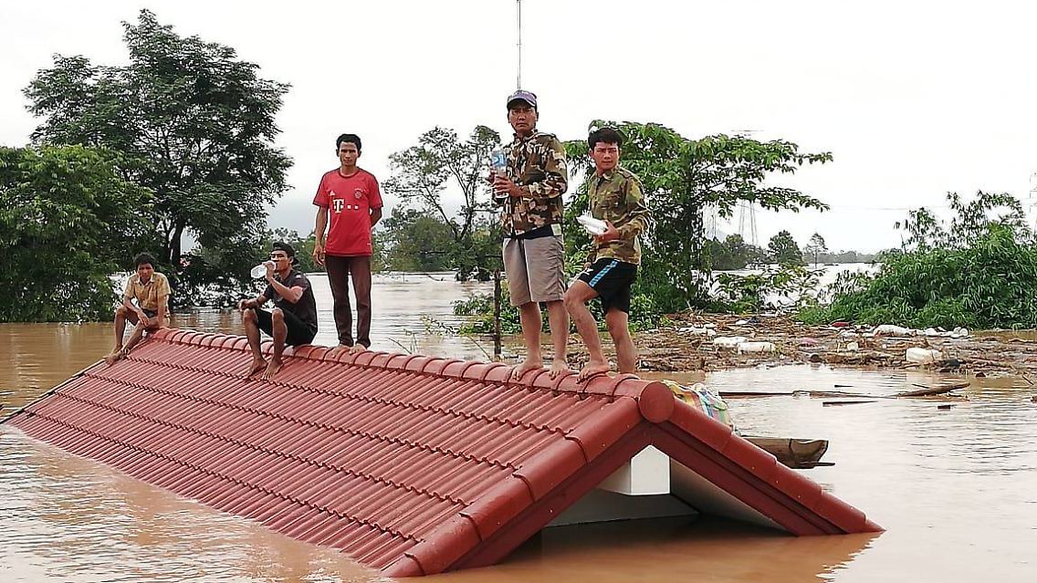 Eine ganze Region stand nach dem Dammbruch unter Wasser. Tausende Menschen wurden obdachlos.