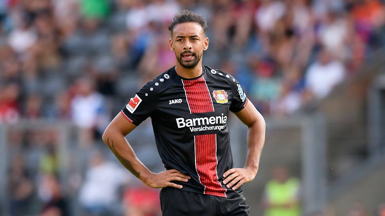 Karim Bellarabi war beim Testspiel von Bayer Leverkusen und dem Wuppertaler SV zusammengebrochen.