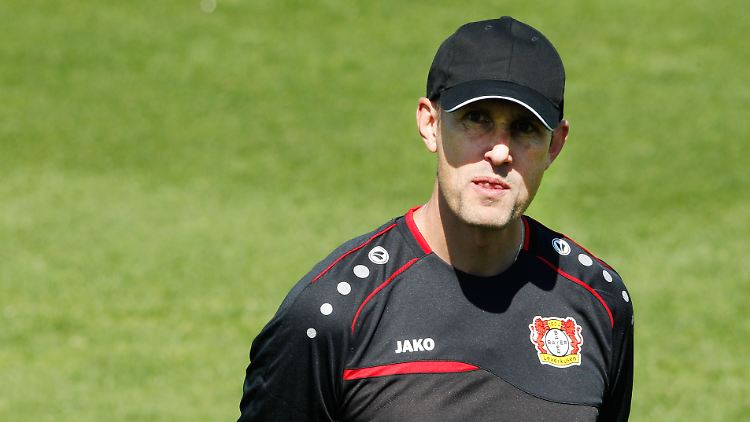 "Selbst wenn du nicht spielst, ist es eine brutale Belastung für den Organismus", kommentiert Bayer-Trainer Heiko Herrlich die aktuellen Temperaturen.