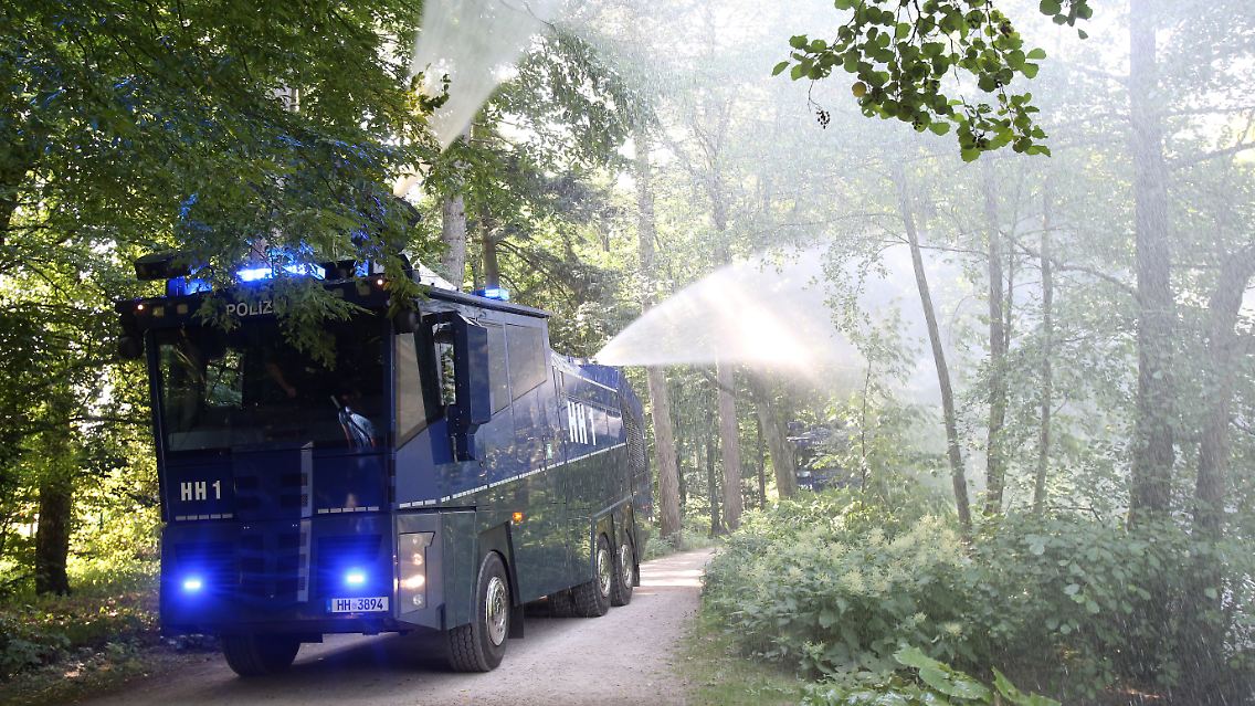 Fast schon idyllisch, wie hier im Blaulicht gegossen wird.
