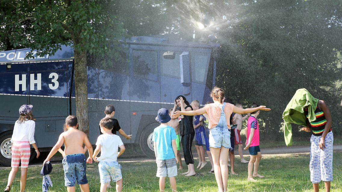 Eine Gefahr für Menschen besteht nicht: Die Wasserwerfer stehen auf "Zerstäuben".