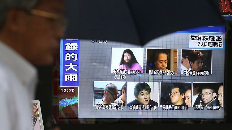 Berichterstattung in Tokio: Zunächst wurde der Anführer der Aum-Sekte, Shoko Asahara und sechs seiner Anhänger hingerichtet. Nun wurden auch die verbleibenden Sektenmitglieder hingerichtet, die für den Giftanschlag auf die U-Bahn in Tokio 1995 verantwortlich waren.