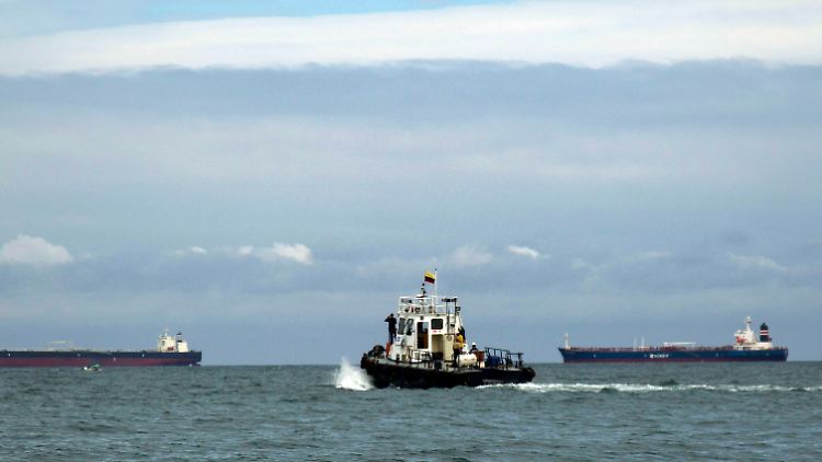 Riesige schwimmende Ziele: Bei der Einfahrt ins Rote Meer müssen Öltanker notgedrungen die Küstengewässer des Jemen passieren.
