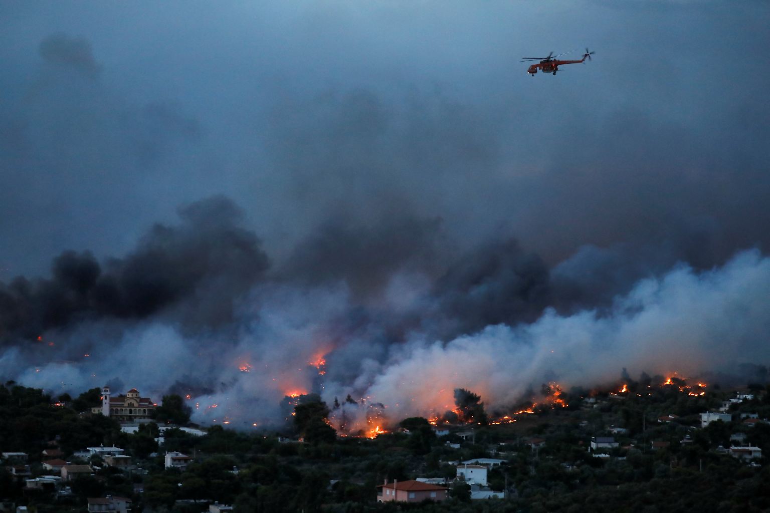 Griechenland hofft, dass die  schlimmste Phase der verheerenden Waldbrände rund um Athen nun überstanden ist. 