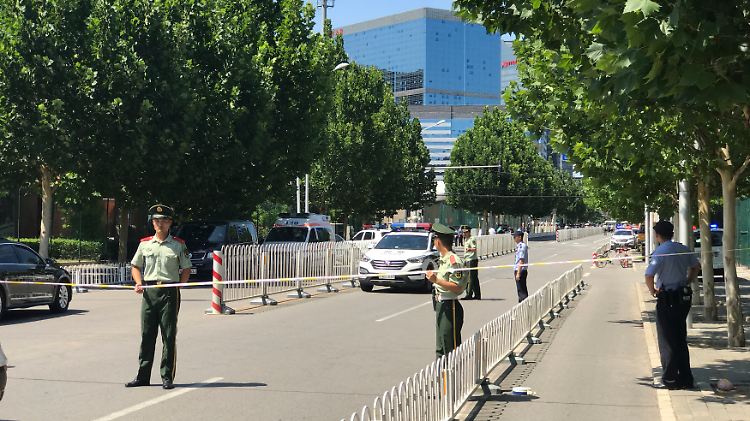 Nach der Explosion vor der US-Botschaft in Peking sperrte die Polizei vorübergehend die Straße vor dem Gebäude.