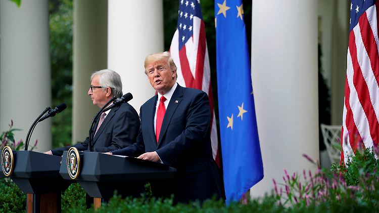 Juncker und Trump treten vor die Presse. Das Augenmerk gilt unterschiedlichen Dingen.