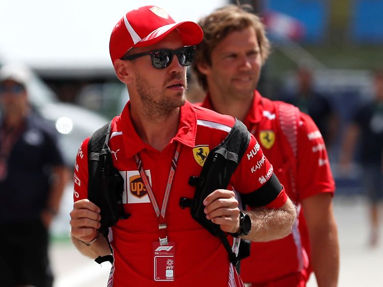 Ferrari-Star Sebastian Vettel mit Trauerflor im Fahrerlager.