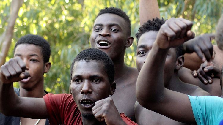 Sie haben es geschafft: Diese jungen Männer jubeln, weil sie über den Zaun von Ceuta nach Spanien gelangen konnten. 