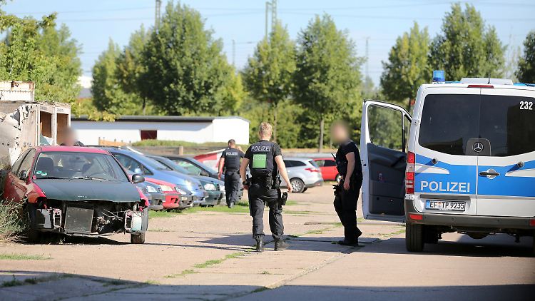 Die Erfurter Polizei sucht am Stadtrand nach einem mutmaßlichen Messerangreifer.
