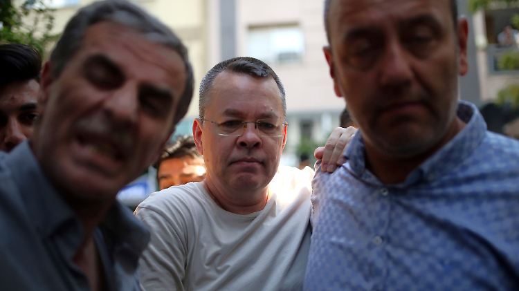Andrew Craig Brunson, ein evangelikaler Prediger, wurde aus der Haft entlassen - dann aber sogleich unter Hausarrest gestellt.