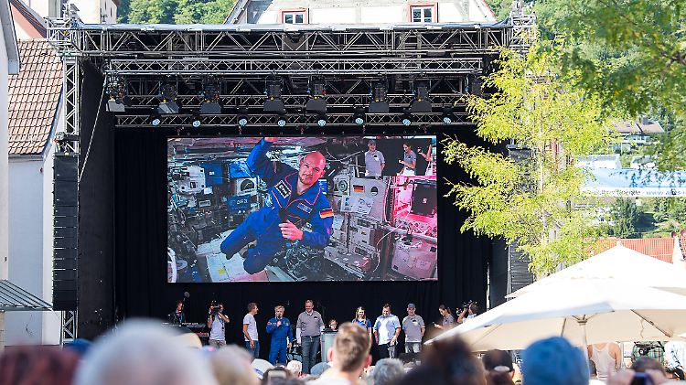 Astronaut Alexander Gerst rast in 400 Kilometern Höhe über die Mongolei, während er mit seinem Heimatort Künzelsau chattet.