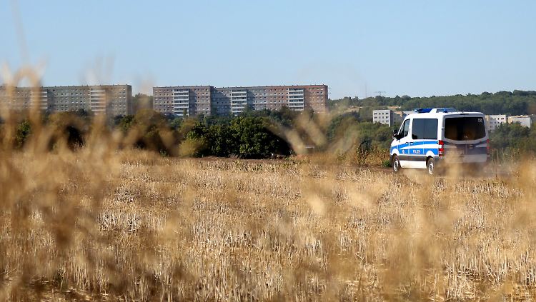 Die Polizei fahndet mit einem Großaufgebot nach dem flüchtigen Messerstecher.