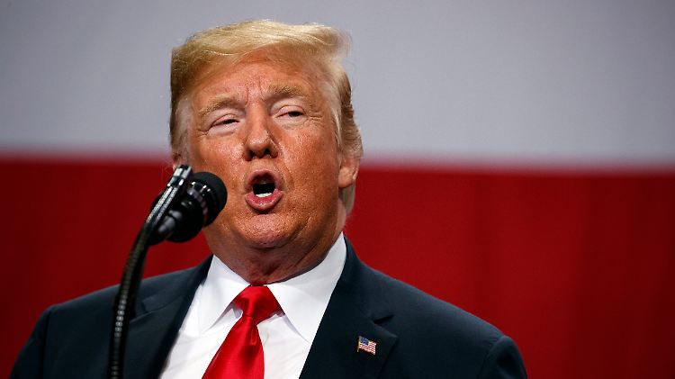 Trump bei der Wiedereröffnung eines Stahlwerks in Illinois.