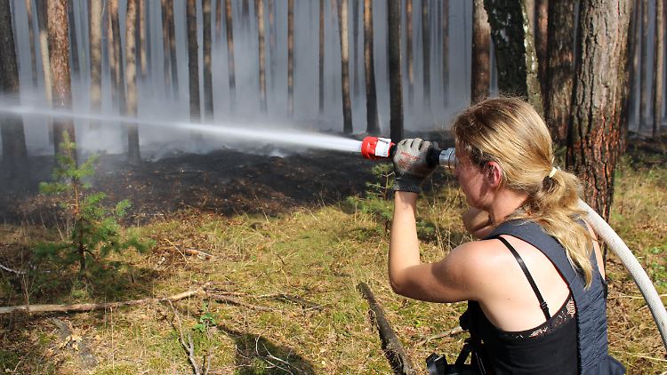 Feuerwehrfrau im Einsatz: Explodierende Munitionsreste gefährden die Brandbekämpfer.