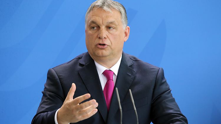 Ungarns Regierungschef findet den Politikstil von Bundeskanzlerin Angela Merkel in der Flüchtlingsfrage alles andere als gut.