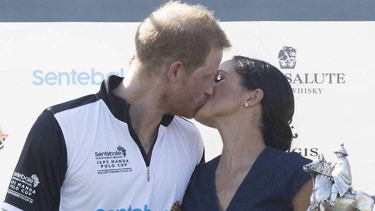 Warum auch nicht? Harry und Meghan küssen sich am Rande eines Polospiels.