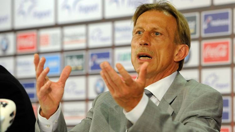 "Die Familie steht jetzt erst einmal hinten an. Ich habe zu Hause Bilder von mir aufgestellt. Die kann meine Frau angucken, solange ich nicht da bin", sagt Christoph Daum - volle Konzentration auf die Eintracht.