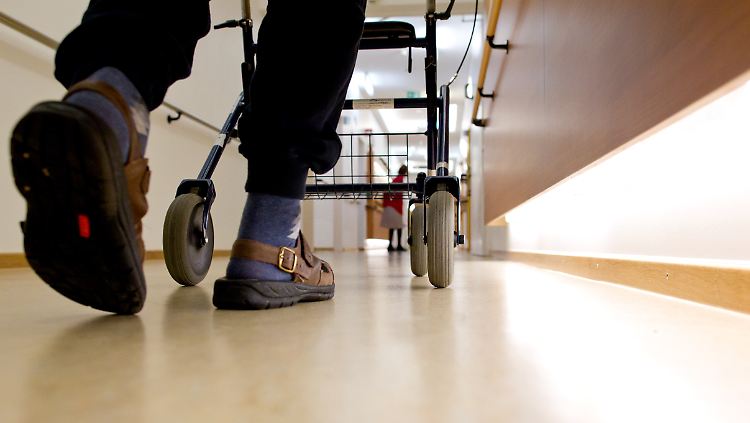 In NRW müssen Pflegebedürftige mit im Schnitt 2326 Euro monatlich am meisten zahlen.
