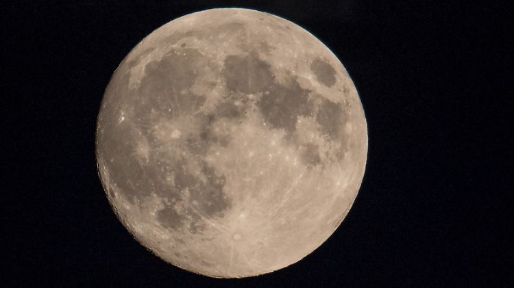 "Guter Mond, du gehst so stille ...": Astronomen, Neugierige und romantisch veranlagte Seelen hoffen auf einen wolkenklaren Abendhimmel.