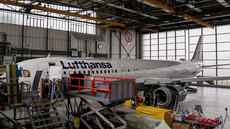 In Hamburg wird der Airbus A321 vom Passagierflugzeug "Neustadt an der Weinstraße" zum neuen Transportmittel der Bundesregierung aufpoliert. 