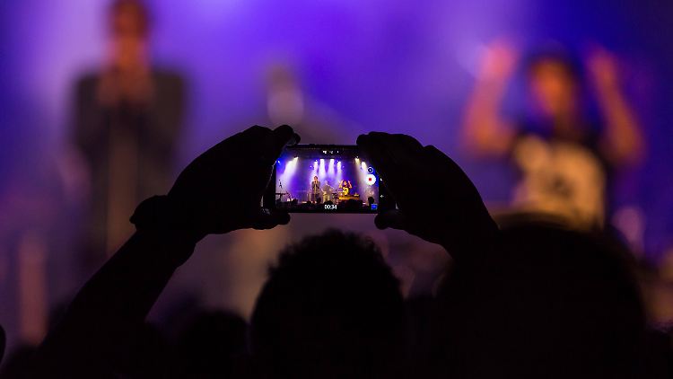 Beim Konzert kann man auch mal andere Besucher filmen, den Weg zum Veranstaltungsort oder die Schlange am Eingang.