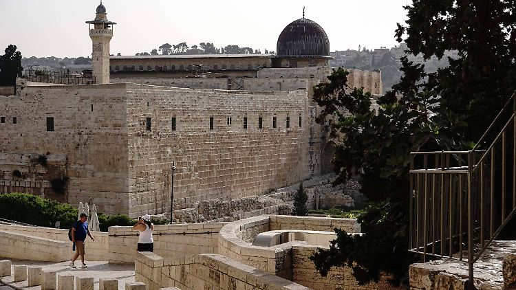 Nach Randalen stürmt die israelische Polizei die Moschee.